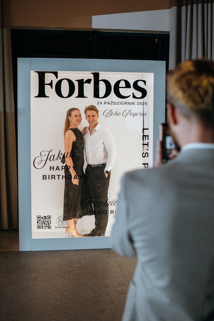 Fotobox Forbes wynajem fotobudka magazyn prestiżowa fotobudka nowoczesna trend