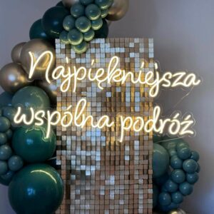 Napis LED Najpiękniejsza wspólna podróż dekoracja ścianki za Parą Młodą