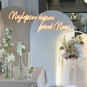 Dekoracja sali weselnej z ledonem Najlepsze dopiero przed nami napis LED