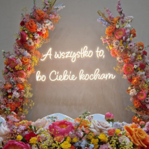 Napis świetlny A wszystko to bo Ciebie kocham dekoracja ślubna