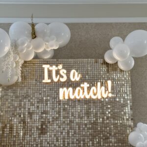 Neon It's a match napis LED na wesele dla pary z Tindera