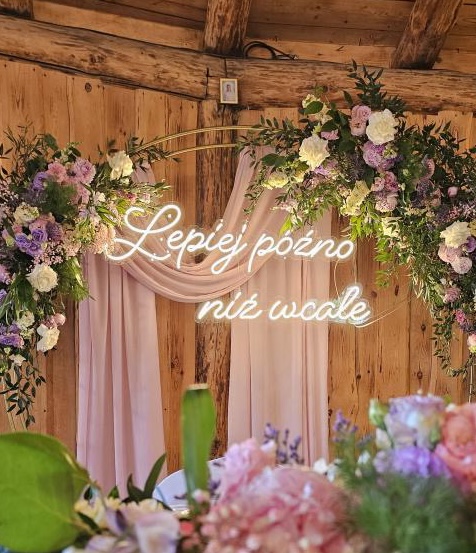 Zabawny sarkastyczny napis LED Lepiej późno niż wcale dekoracja ścianki weselnej