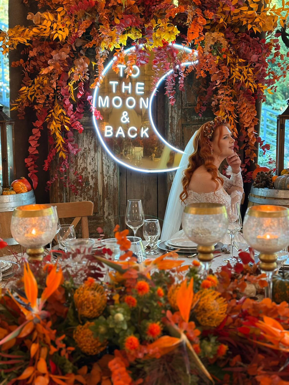 Napis świetlny To the moon and back neon ledon na ślub i wesele