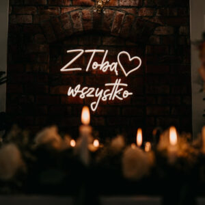 Ścianka za parą młodą z napisem LED Z Tobą wszystko dekoracja weselna