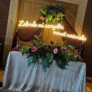 Zbliżenie na ciepły biały neon ledon Zabrała mi wszystko nawet nazwisko