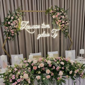 Napis świetlny LED Zawsze tam gdzie Ty dekoracja ścianki za Parą Młodą