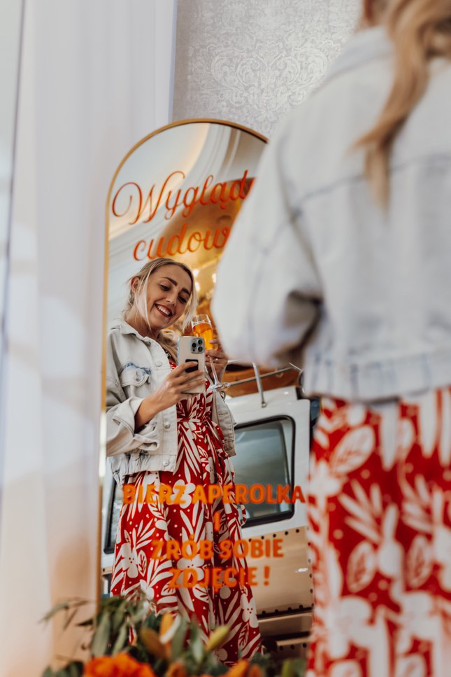 xilmowy romantyzm na Twoim weselu! ✨ Neon P.S. Kocham Cię (103x40 cm) ze ściemniaczem. 💡 Idealny na ściankę za Parą Młodą. Bezpieczna wysyłka w specjalistycznej skrzyni w całej Polsce. 📦 Odbiór: Katowice, Bytom, Kalety. ✅