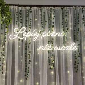 Zabawny napis LED Lepiej późno niż wcale dekoracja ścianki weselnej