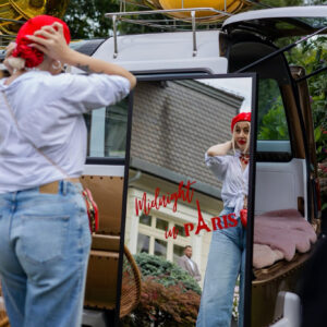 czarne prostokątne lustro do selfie z personalizowaną naklejką wynajem