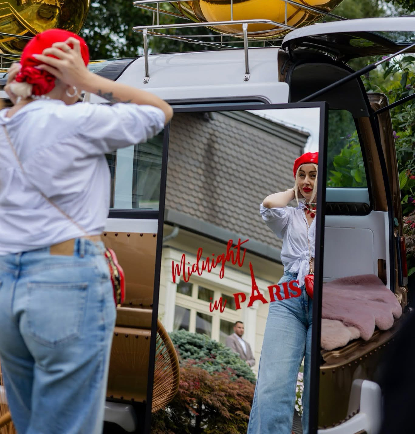 czarne prostokątne lustro do selfie z personalizowaną naklejką wynajem
