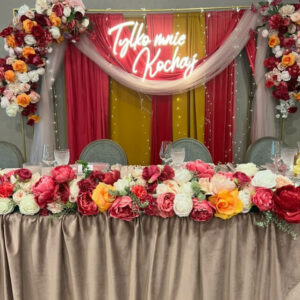 Napis świetlny na wesele Tylko mnie kochaj neon LED bezpieczna skrzynia