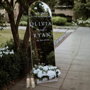 półokragłe lustro stojące na nóżce z napisami na wesele